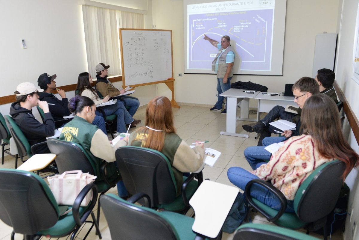 Curso de manejo e ordenha de bovinos de leite acontece nesta semana no Sindicato Rural
